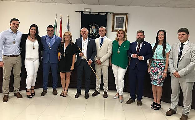 El nuevo alcalde de Manilva, Mario Jiménez, junto con sus compañeros de Compromiso Manilva y los concejales del PSOE, sus nuevos socios de gobierno.