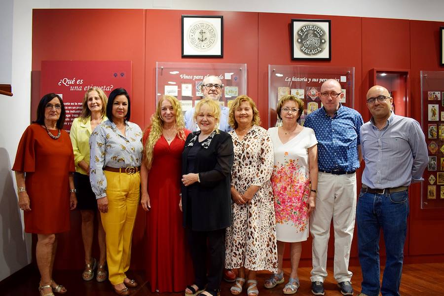 El Ciclo Poesía es Vino se reúne en su cita mensual. En la foto, grupo de artistas de la exposición pictórica en el museo posan en una foto de familia.