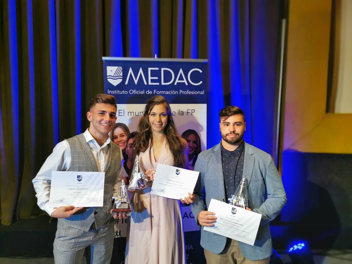 Los alumnos premiados Samuel García, Marta Blasco y Daniel Bonilla.El Instituto MEDAC celebra el fin de curso de sus alumnos de TAFAD, en la primera de sus graduaciones 
