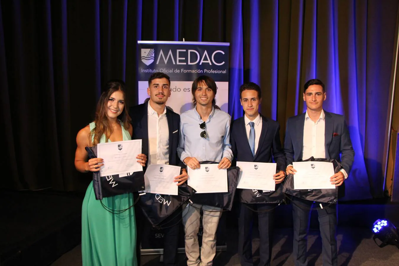 El Instituto MEDAC celebra el fin de curso de sus alumnos de TAFAD, en la primera de sus graduaciones. Alumnos de TAFAD posan con su diploma.