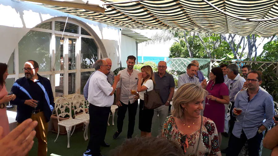 La Asociación de Estudios Urbanísticos Teatinos celebra su asamblea anual. En la foto, los participantes en la asamblea compartieron un ágape en el Club Mediterráneo.