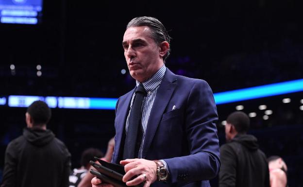 Sergio Scariolo durante un partido con los Raptors de Toronto, campeones de la NBA.