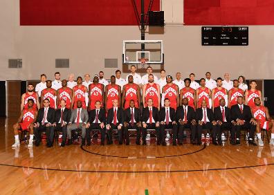 Imagen secundaria 1 - Arriba, una imagen de Sergio Scariolo que se hizo viral durante las semifinales de conferencia ante los Sixers observando el tiro de Leonard que decidió el choque. Abajo, la plantilla completa de los Raptors campeones de la NBA. A la derecha, Scariolo y Nick Nurse, entrenador principal de los Raptors, sostiene el trofeo de campeones de la NBA. 