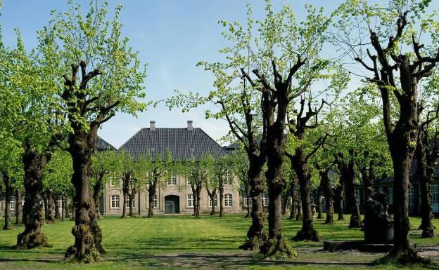 El Museo Danés del Diseño, rodeado de jardines. 