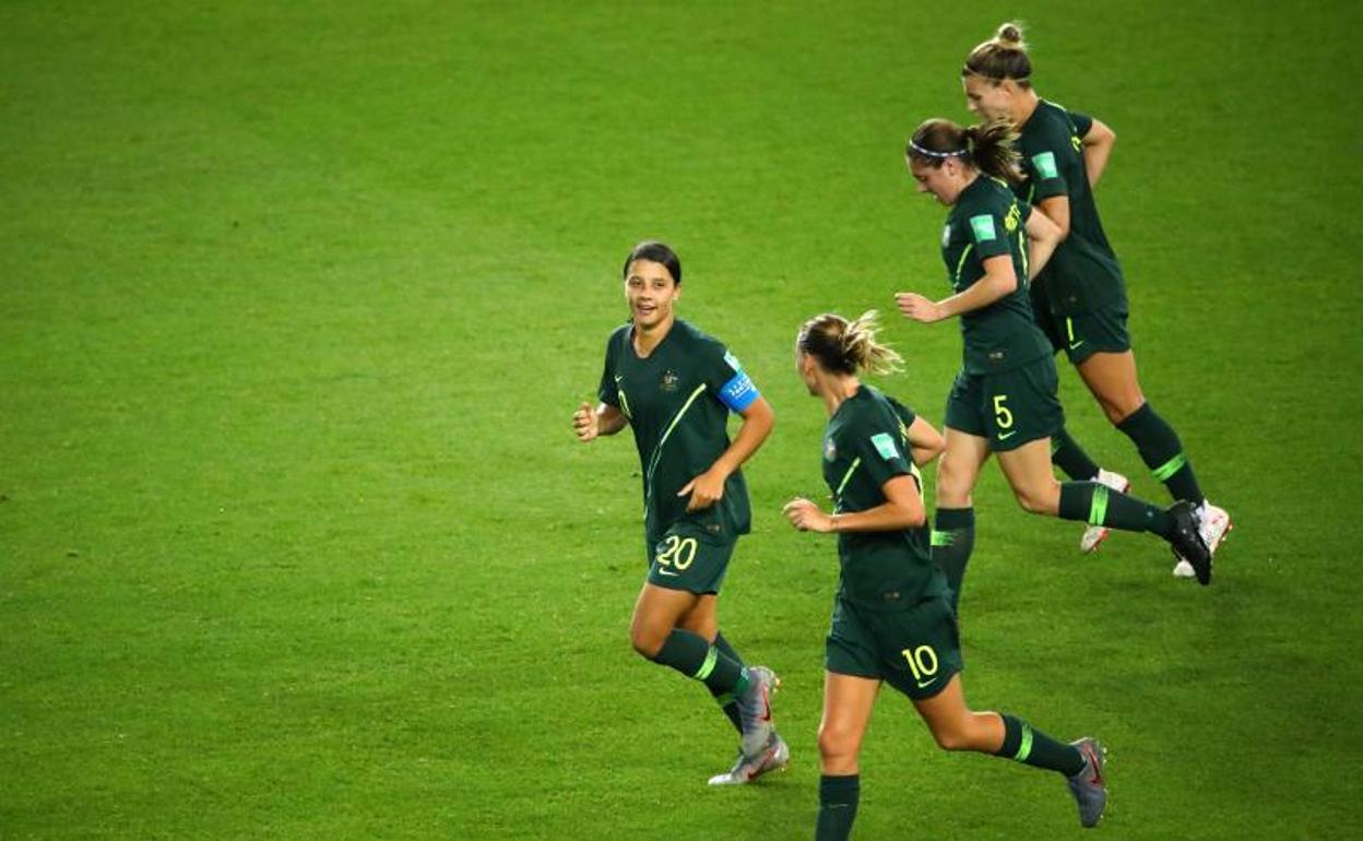 Las jugadoras australianas celebran uno de los cuatro goles de Kerr.