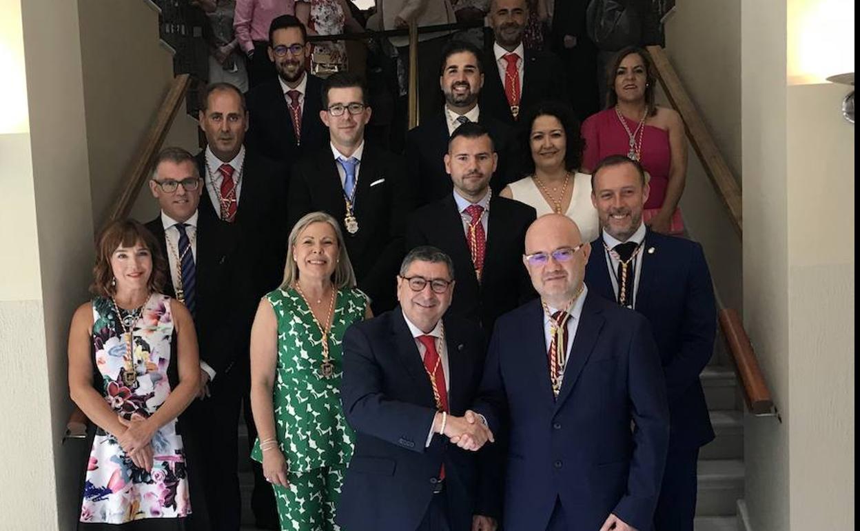 Los concejales de PSOE y GIPMTM tras el pleno de constitución. 
