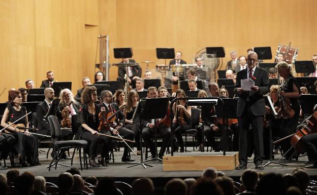 Momento en el que los músicos leyeron un manifiesto reivindicativo en uno de los últimos conciertos en el Cervantes.