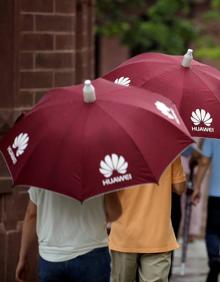 Imagen secundaria 2 - Abajo, trabajadores de la multinacional china, en uno de los comedores. Unos 25.000 empleados acuden cada día a la sede central.