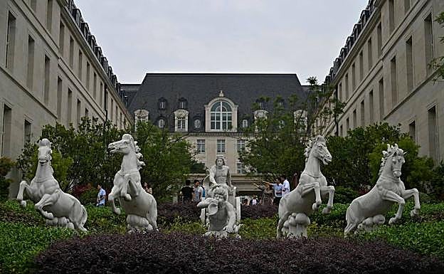 Imagen principal - Abajo, trabajadores de la multinacional china, en uno de los comedores. Unos 25.000 empleados acuden cada día a la sede central.