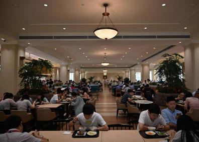 Imagen secundaria 1 - Abajo, trabajadores de la multinacional china, en uno de los comedores. Unos 25.000 empleados acuden cada día a la sede central.