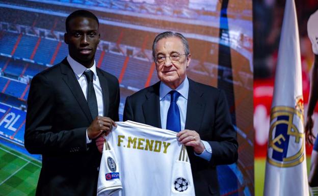 Mendy, junto a Florentino Pérez, durante su presentación. 