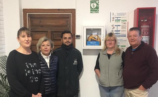 Personal de mantenimiento y vecinos del Edificio Cruz del Sur, en Benalmádena, que han realizado un curso para saber utilizar el desfibrilador. 