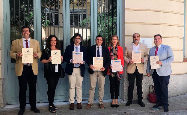 La vicerrectora, con directores y profesores de las escuelas. 