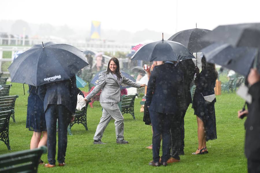 El Festival de carreras de caballos Royal Ascot, uno de los eventos deportivos y sociales más esperados del año en Inglaterra. Un evento que siempre acoge las pamelas más atrevidas. 