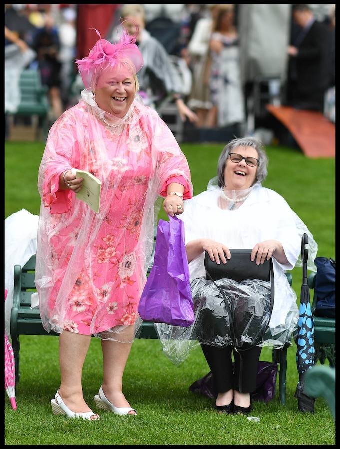 El Festival de carreras de caballos Royal Ascot, uno de los eventos deportivos y sociales más esperados del año en Inglaterra. Un evento que siempre acoge las pamelas más atrevidas. 