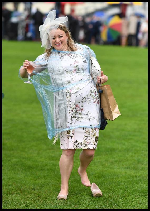 El Festival de carreras de caballos Royal Ascot, uno de los eventos deportivos y sociales más esperados del año en Inglaterra. Un evento que siempre acoge las pamelas más atrevidas. 