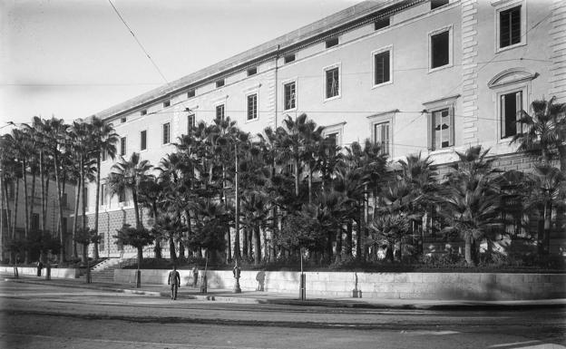 Aduana, fachada occidental, hacia 1927. En esa fecha todavía se podían apreciar en el exterior del edifico, aun en proceso de rehabilitación, los efectos del incendio de 1922. Fondo Roisin, Archivo Histórico del Instituto de Estudios Fotográficos de Cataluña. Reproducción a partir de negativo original