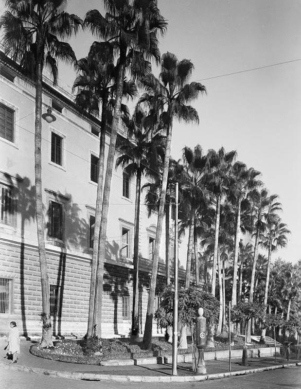 Aduana, fachada occidental, al inicio de la República. Fondo Roisin, Archivo Histórico del Instituto de Estudios Fotográficos de Cataluña. Reproducción a partir del negativo en placa de cristal Aduana, fachada occidental, 1966. 