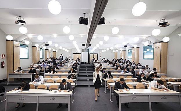 Su campus está ubicado en un área residencial entre el centro de Marbella y Puerto Banús. 