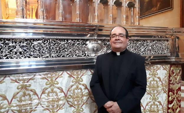 El canónigo Felipe Reina, junto a la carroza del Corpus Christi, ya preparada en la Catedral. 