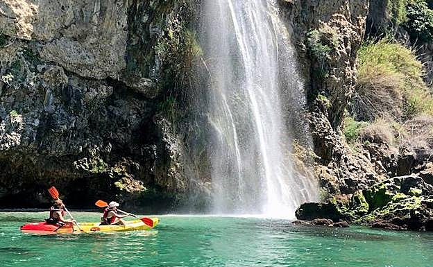 Paseo en kayak por los Acantilados de Maro con Educare Aventura.