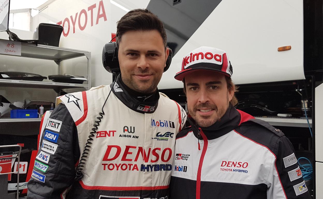 El malagueño Sebas Lorenzo (d) junto a Fernando Alonso en el equipo Toyota durante la carrera de Le Mans