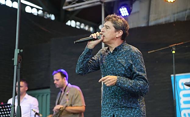 Javier Ojeda, anoche en el escenario de la plaza de la Mezquita de Benalmádena. 