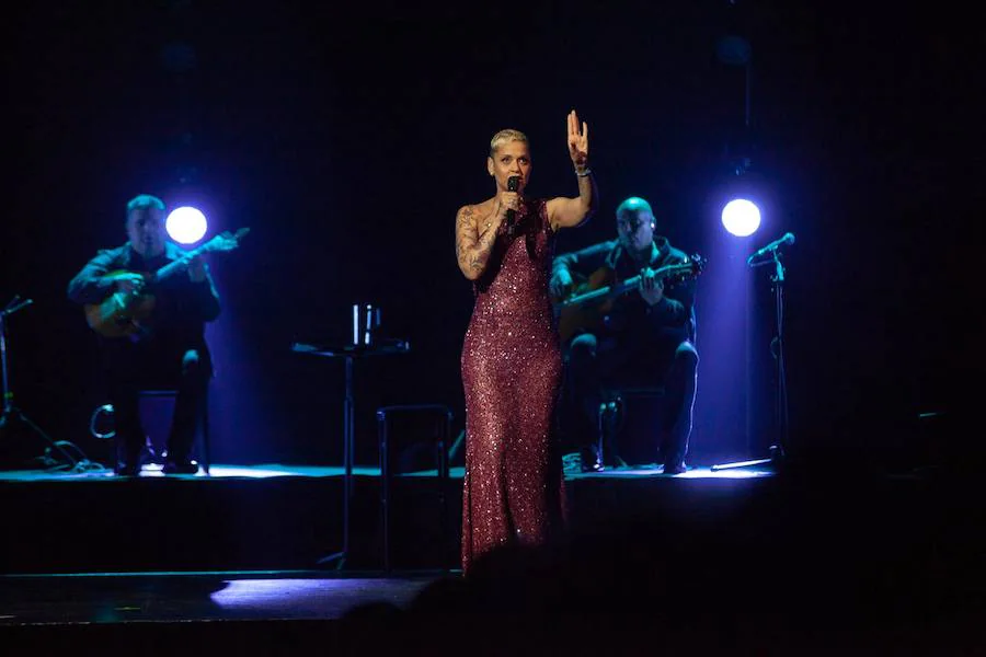 La reina del fado encandila a sus seguidores en el Teatro Cervantes