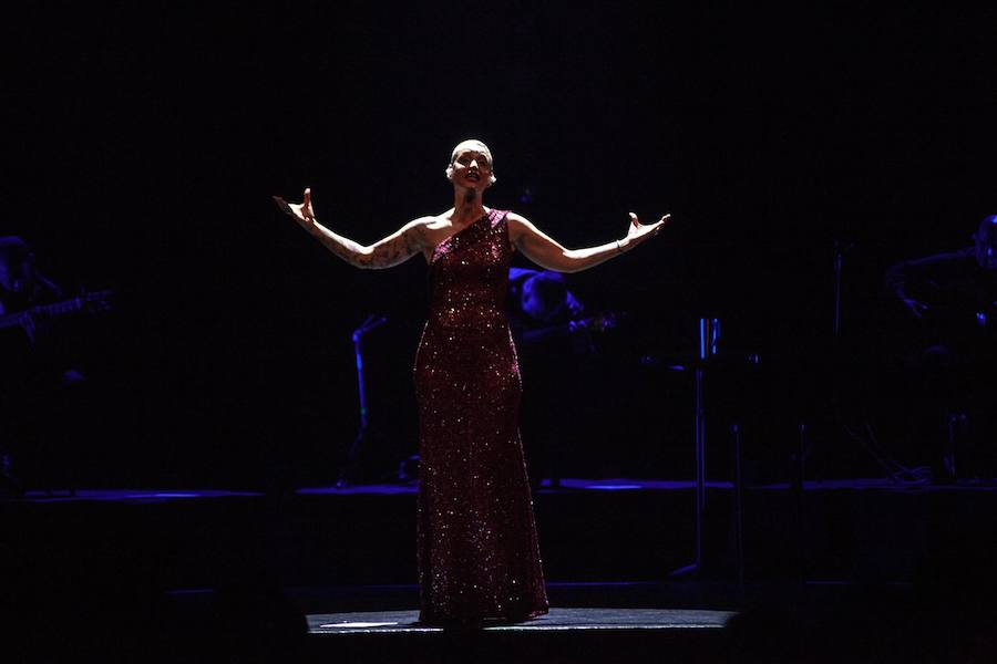 La reina del fado encandila a sus seguidores en el Teatro Cervantes