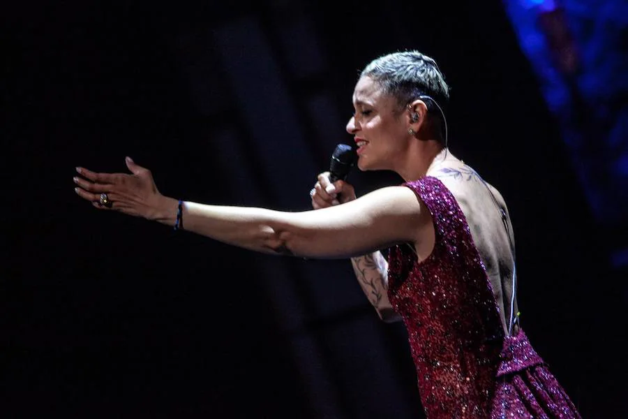 La reina del fado encandila a sus seguidores en el Teatro Cervantes