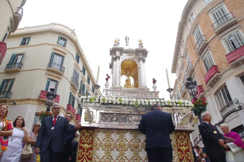 El poco público vuelve a marcar la procesión del Santísimo que visitó los cuatro altares situados en el recorrido