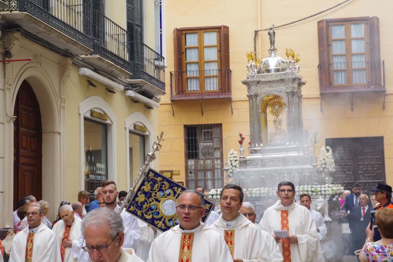 El poco público vuelve a marcar la procesión del Santísimo que visitó los cuatro altares situados en el recorrido