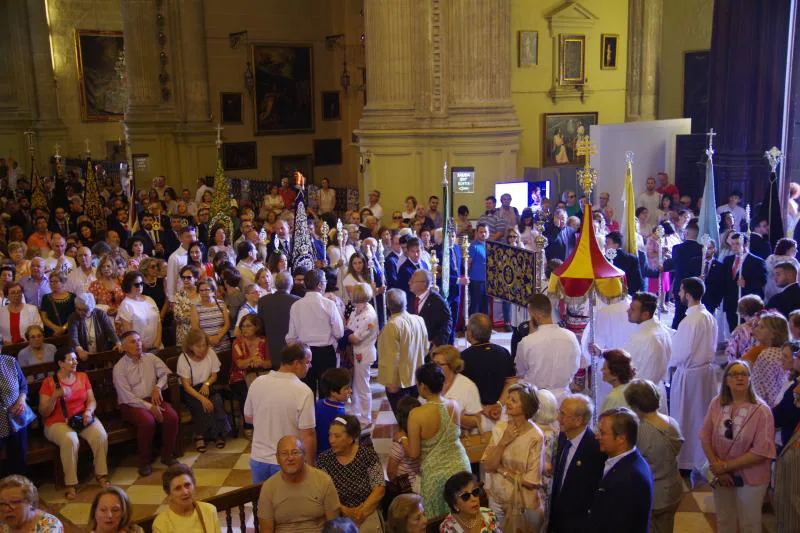 El poco público vuelve a marcar la procesión del Santísimo que visitó los cuatro altares situados en el recorrido