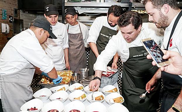 El asturiano Marcos Morán supervisa los platos en el restaurante Cacio&Pepe.