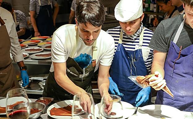 El peruano Virgilio Martínez cocina en Cuarto Frío, del español Koldo Miranda.