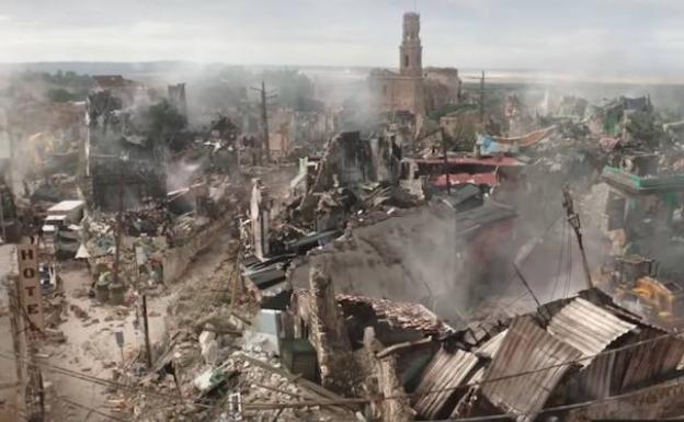 Imagen principal - Arriba, fotograma de la localidad de Belchite, con su iglesia y campanario, en la película 'Spider-Man: lejos de casa. Sobre estas líneas, Cobie Smulders y Samuel L. Jackson, luchan contra un monstruo en otra escena rodada en la villa aragonesa, cuya imagen real reproduce la foto vertical. 