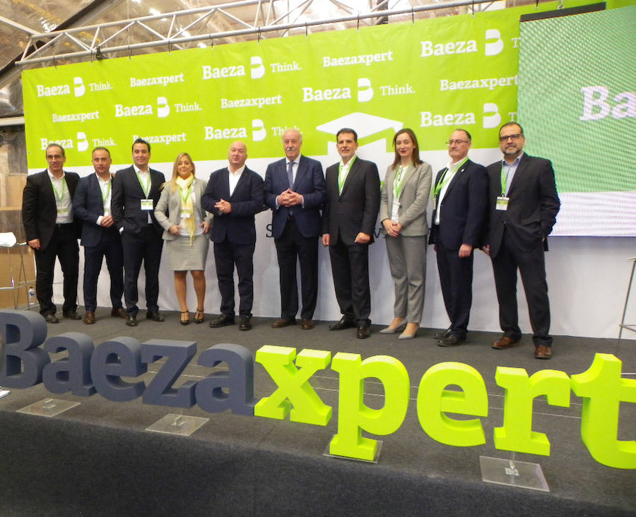 El exseleccionador Vicente del Bosque imparte una conferencia en el foro ‘BaezaXpert’. En la foto, Vicente del Bosque, con el equipo directivo de Grupo Baeza.