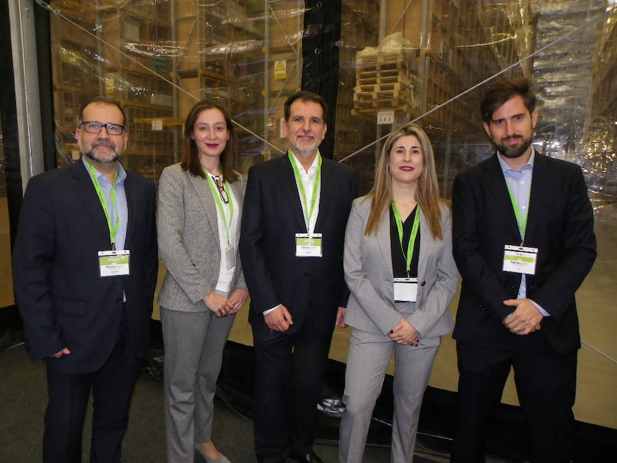 El exseleccionador Vicente del Bosque imparte una conferencia en el foro ‘BaezaXpert’. En la foto, Sergio Muñoz, Cristina Robles, Carlos Muñoz, Verónica Montilla y Alejandro Freire.