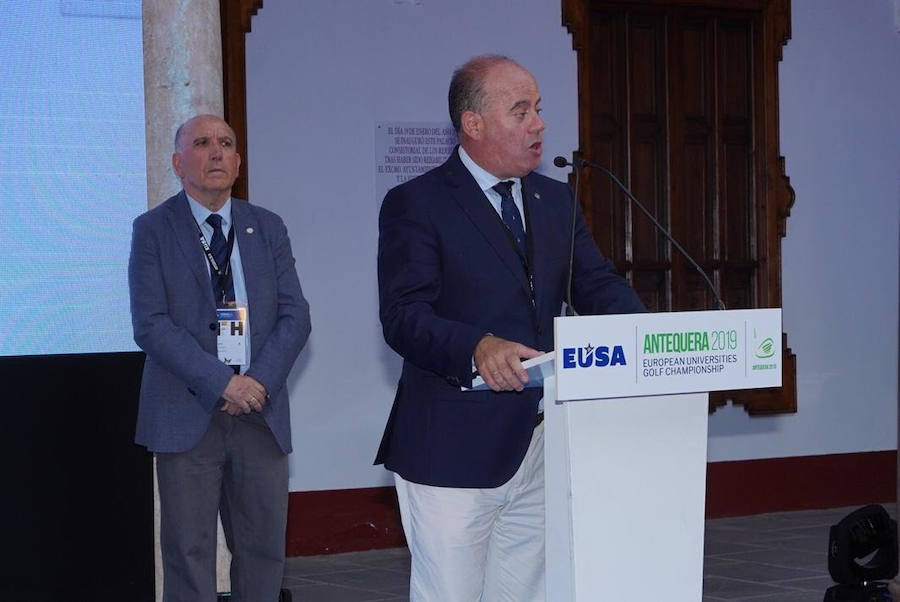 Antequera acoge la apertura del Campeonato de Europa Universitario de Golf. En la foto, Pedro Montiel observa a Manuel Barón durante su discurso.