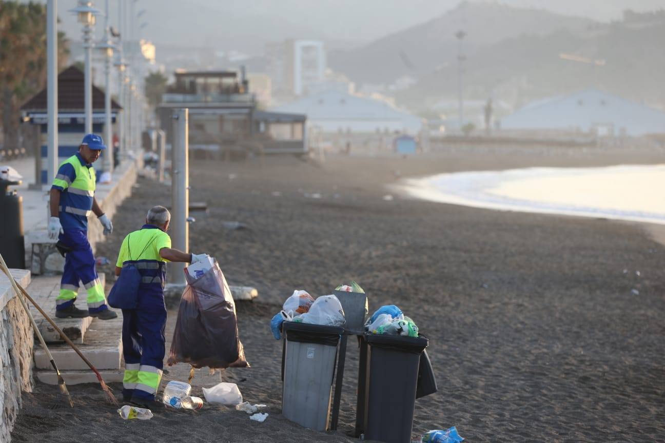 Operarios de Limasa se afanan en retirar los residuos de las miles de personas que cumplieron con la tradición del ritual de la noche de San Juan. En la imagen. la playa de la Misericordia limpia tras la actuación de Limasa