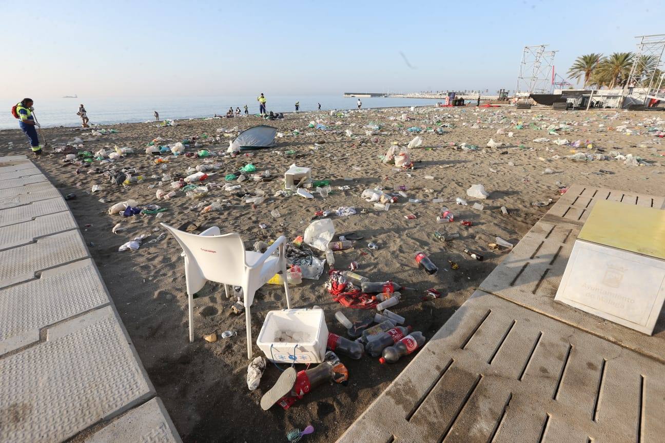 Operarios de Limasa se afanan en retirar los residuos de las miles de personas que cumplieron con la tradición del ritual de la noche de San Juan. En la imagen, residuos acumulados en la playa de la Malagueta.