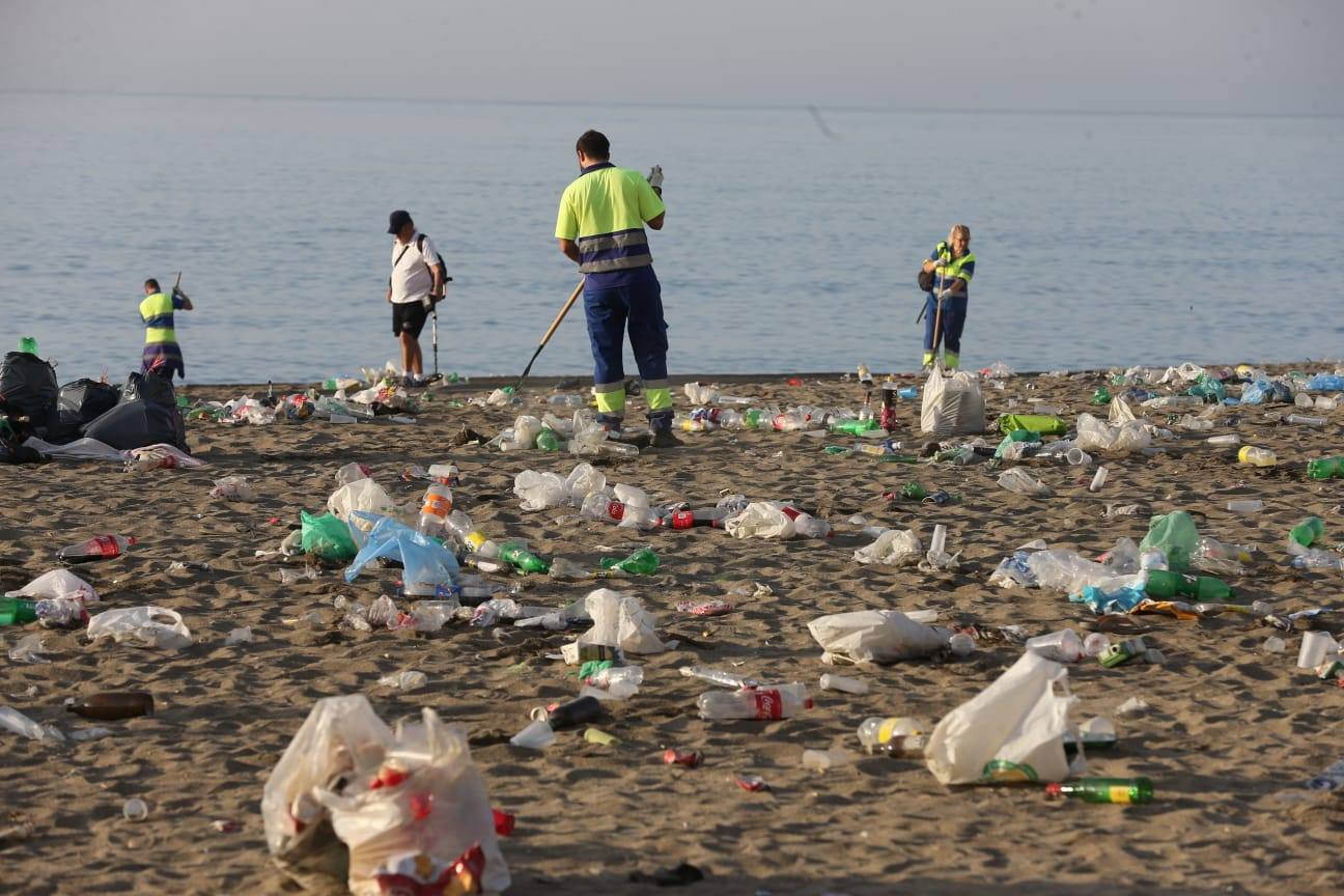 Operarios de Limasa se afanan en retirar los residuos de las miles de personas que cumplieron con la tradición del ritual de la noche de San Juan. En la imagen, residuos acumulados en la playa de la Malagueta.