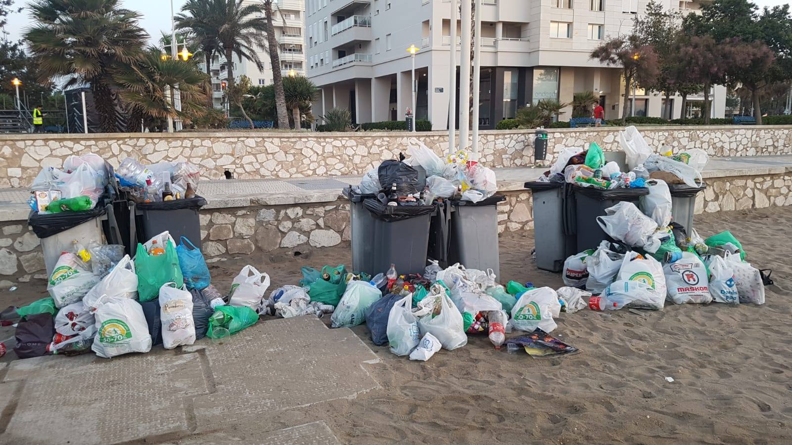 Operarios de Limasa se afanan en retirar los residuos de las miles de personas que cumplieron con la tradición del ritual de la noche de San Juan.En La imagen, operarios trabajando en la Misericordia.