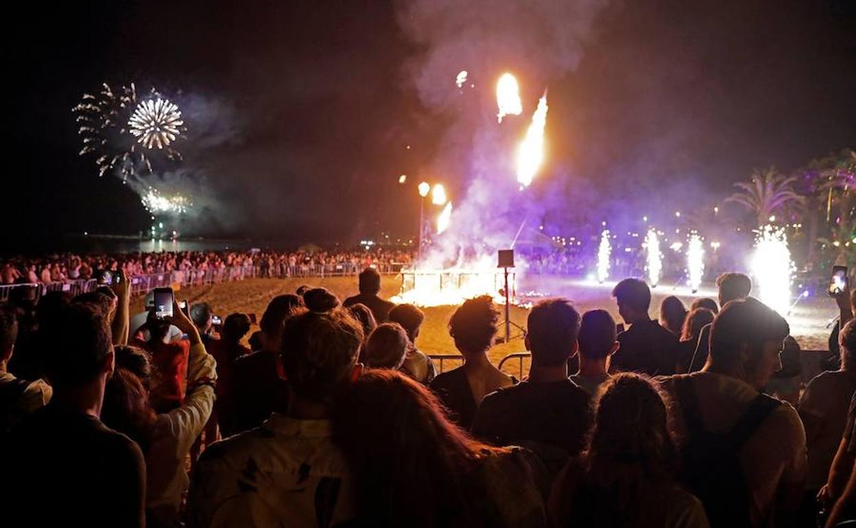 Desde la playa de La Misericordia se pudo asistir al espectáculo de fuegos artificiales de la capital. 