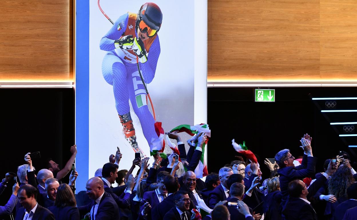 Miembros de la delegación de Milan/Cortina d'Ampezzo celebran la decisión del COI de adjudicarles los Juegos Olímpicos de invierno de 2026 en Lausana
