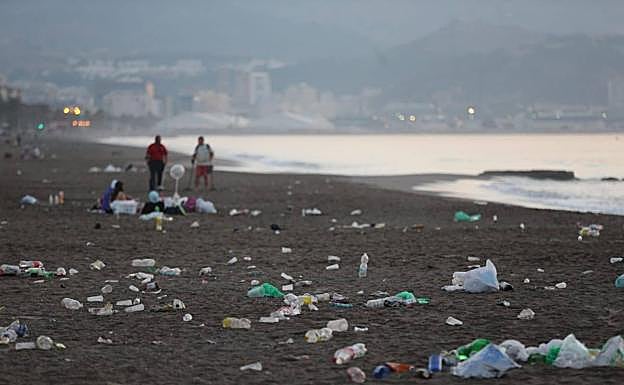 Galería. Así amanecen las playas de la capital tras la noche de San Juan.