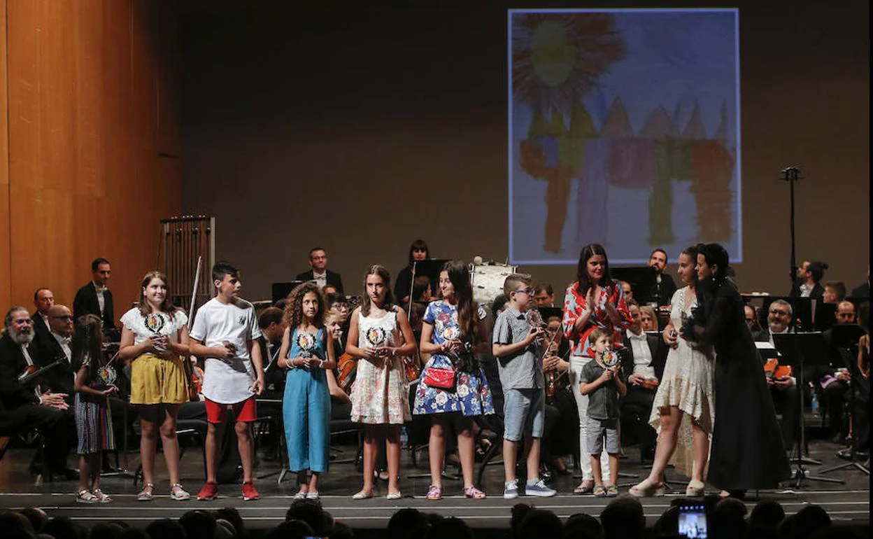 Los ganadores del concurso de dibujos recogieron su premio en el escenario del teatro. 