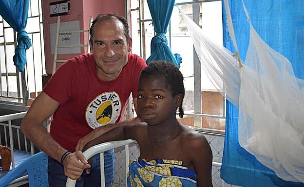 Galería. Paciente tiroide Sierra Leona después de ser operada