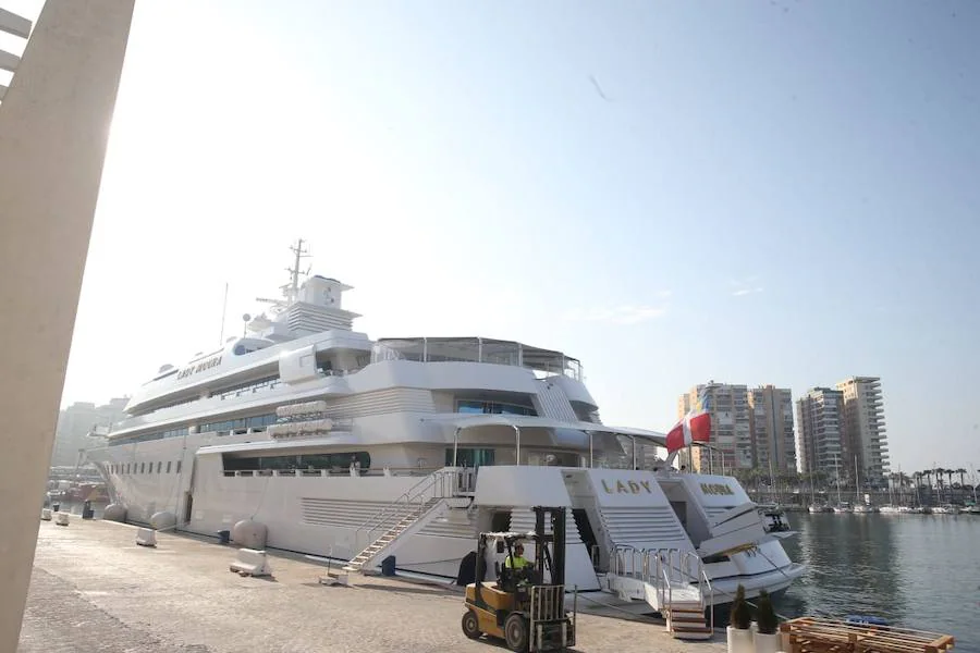 El 'Lady Moura', uno de los barcos más lujosos del mundo y habitual de estas aguas, está atracado desde ayer en el muelle 2, junto al Palmeral de las Sorpresas