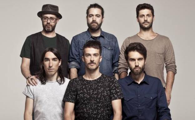 La banda al completo.